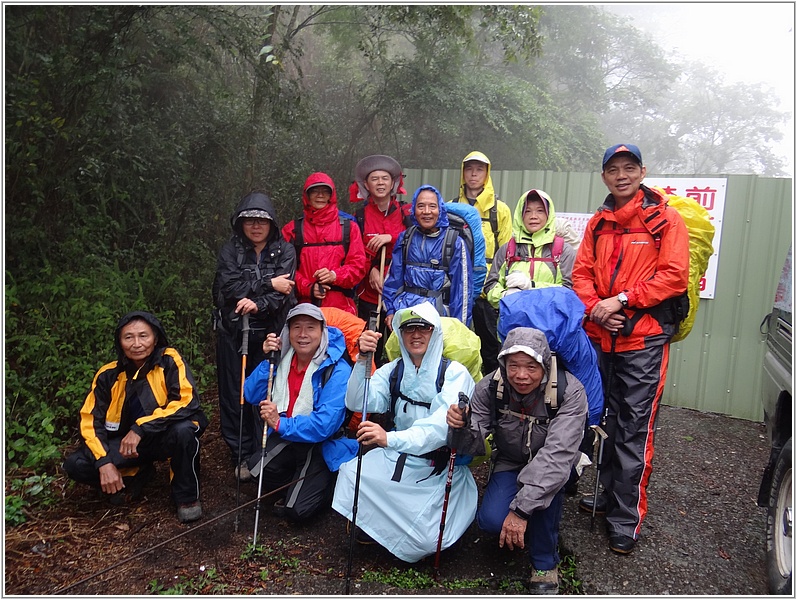 2015-04-10 11-44-04登山口合影.JPG